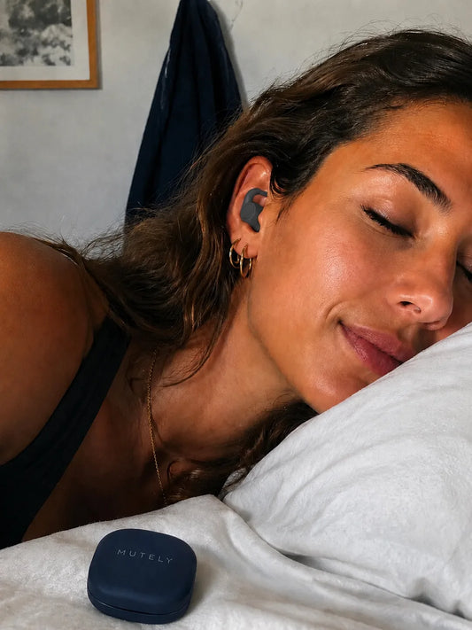 femme dormant sur un oreiller avec un bouchon d'oreille avec étui CORE sur son oreiller