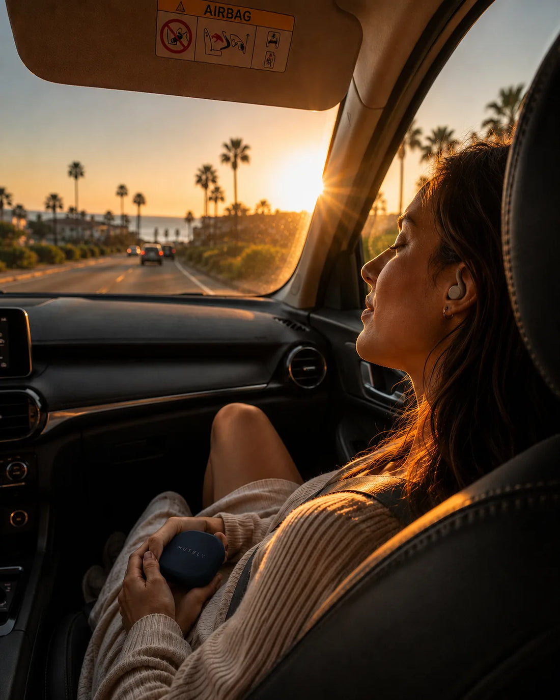 Passagère se reposant en voiture au coucher du soleil avec étui CORE