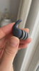 Bouchon d'oreille dans une main voyant la texture et design avant que la démonstratrice le met dans son oreille